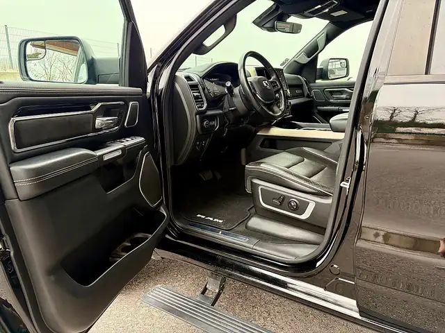 Dodge RAM Ram 1500 Crew Cab Laramie Night Ansicht 9