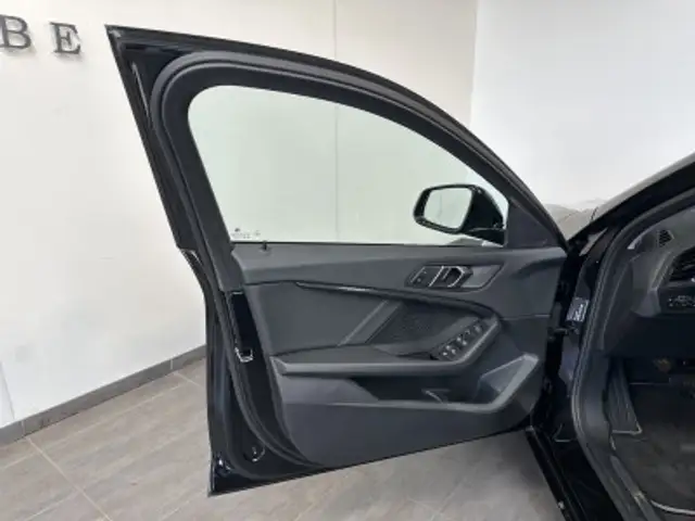 BMW 1 Series view 6