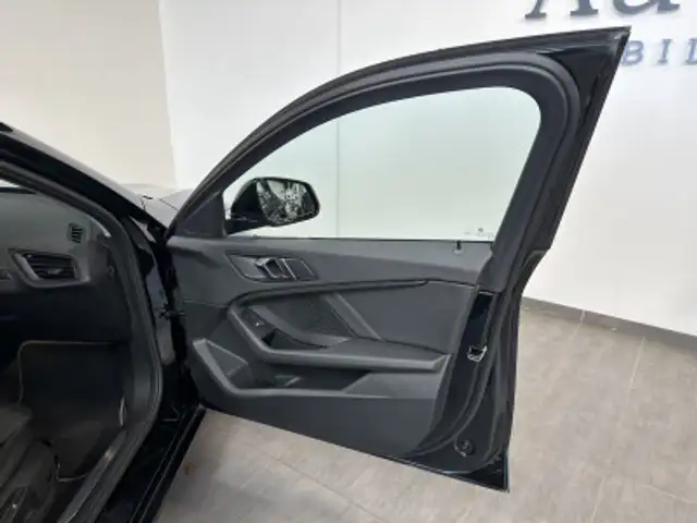 BMW 1 Series view 7