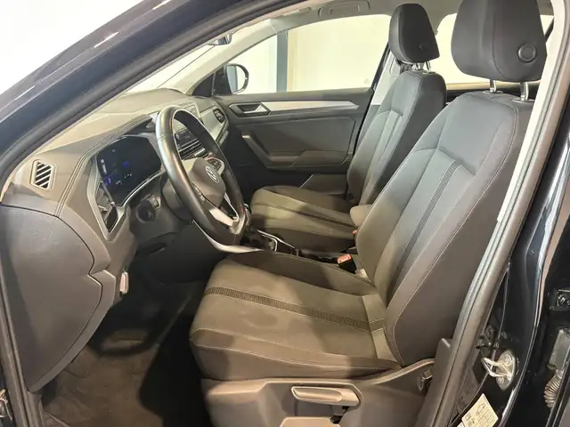 Volkswagen T-Roc view 8