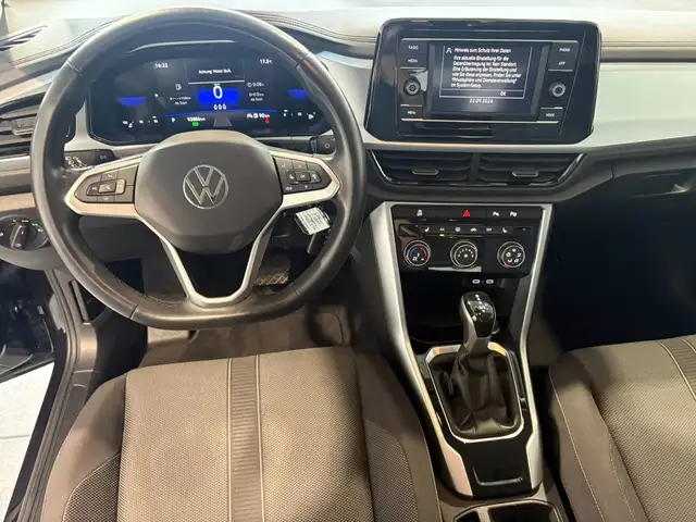 Volkswagen T-Roc view 9