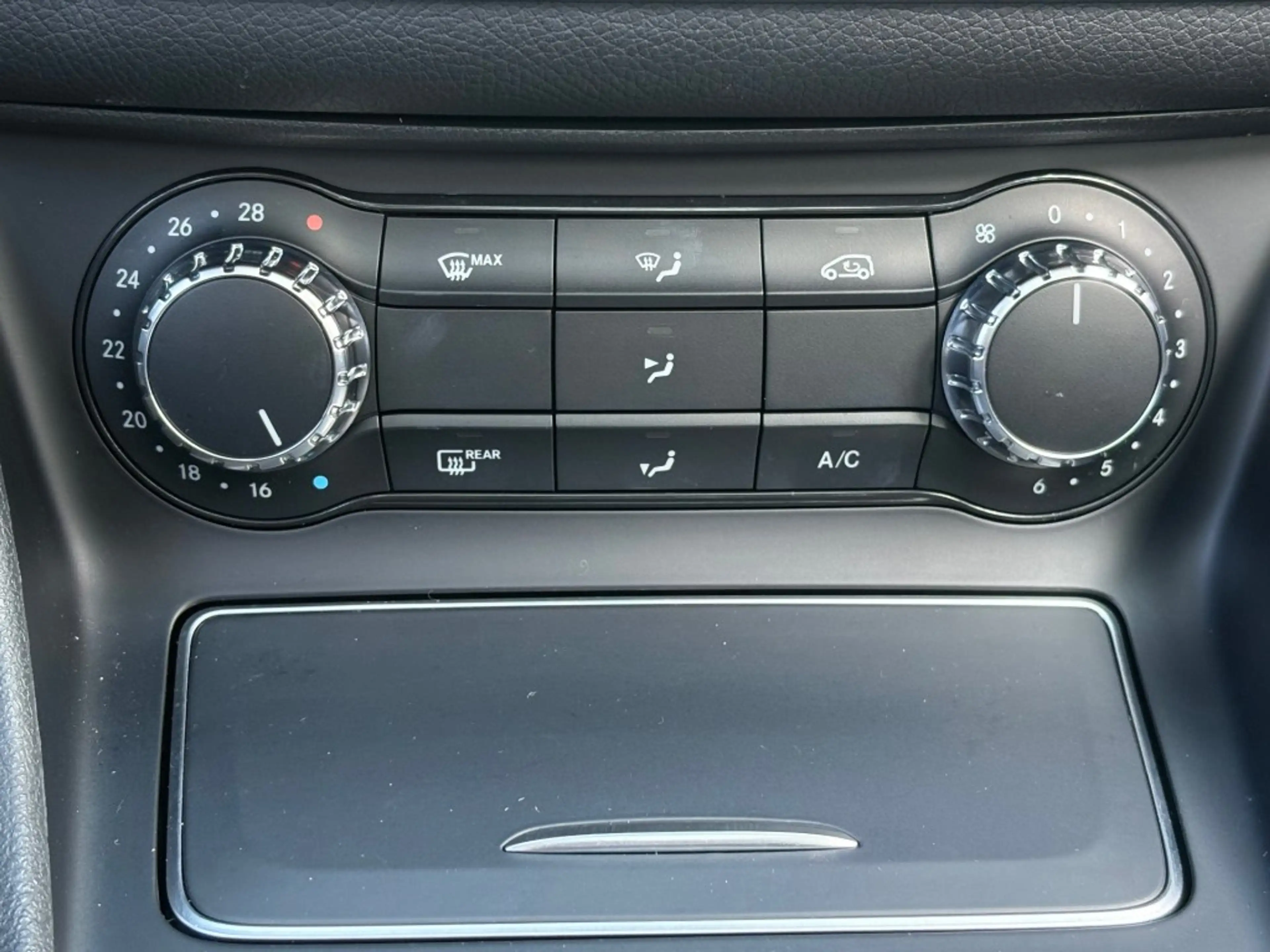 Mercedes-Benz GLA 180 GLA 180 122PK AUT. PREMIUM PLUS PANO-DAK TREKHAAK — photo 12