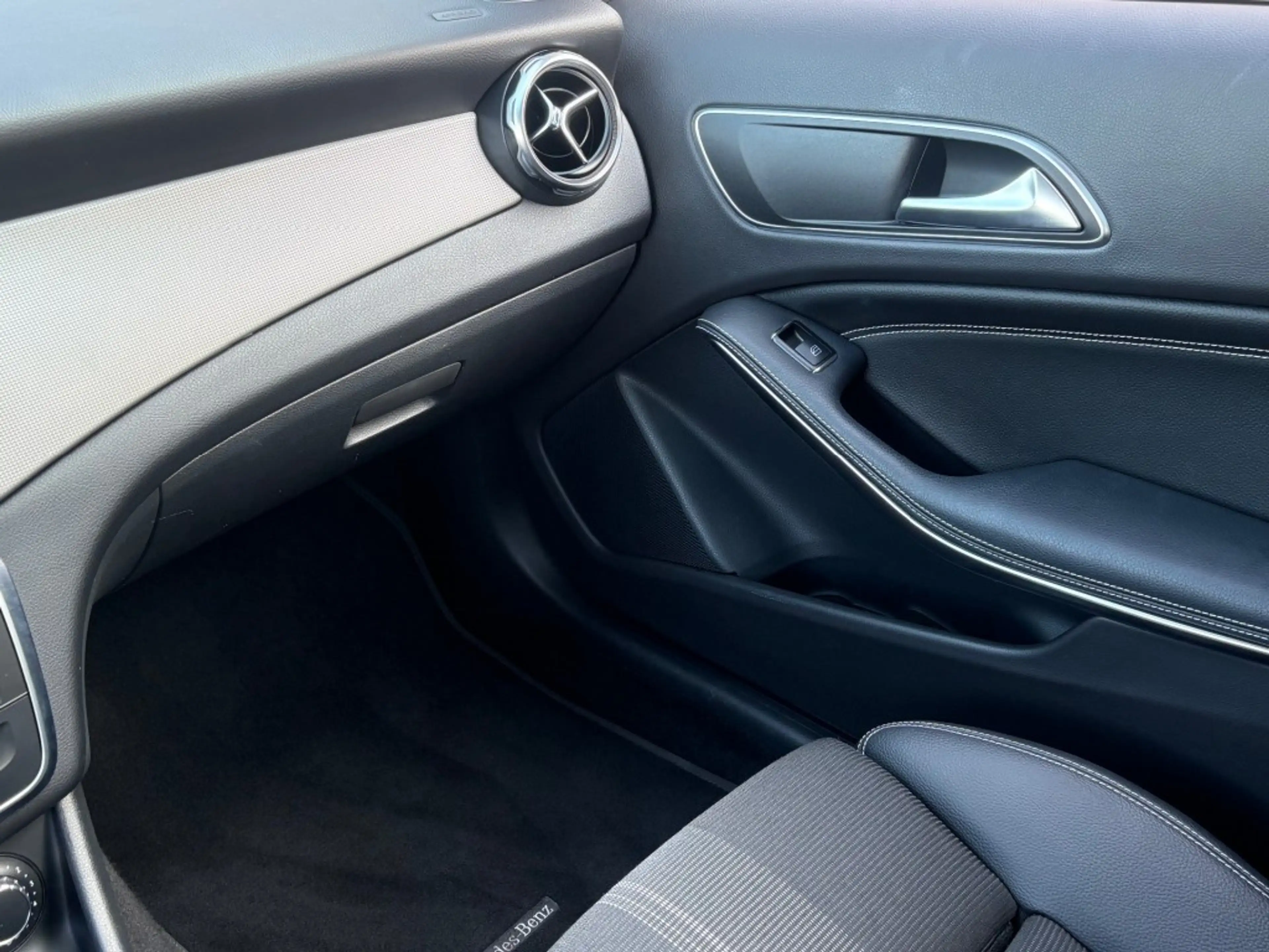 Mercedes-Benz GLA 180 GLA 180 122PK AUT. PREMIUM PLUS PANO-DAK TREKHAAK — photo 18