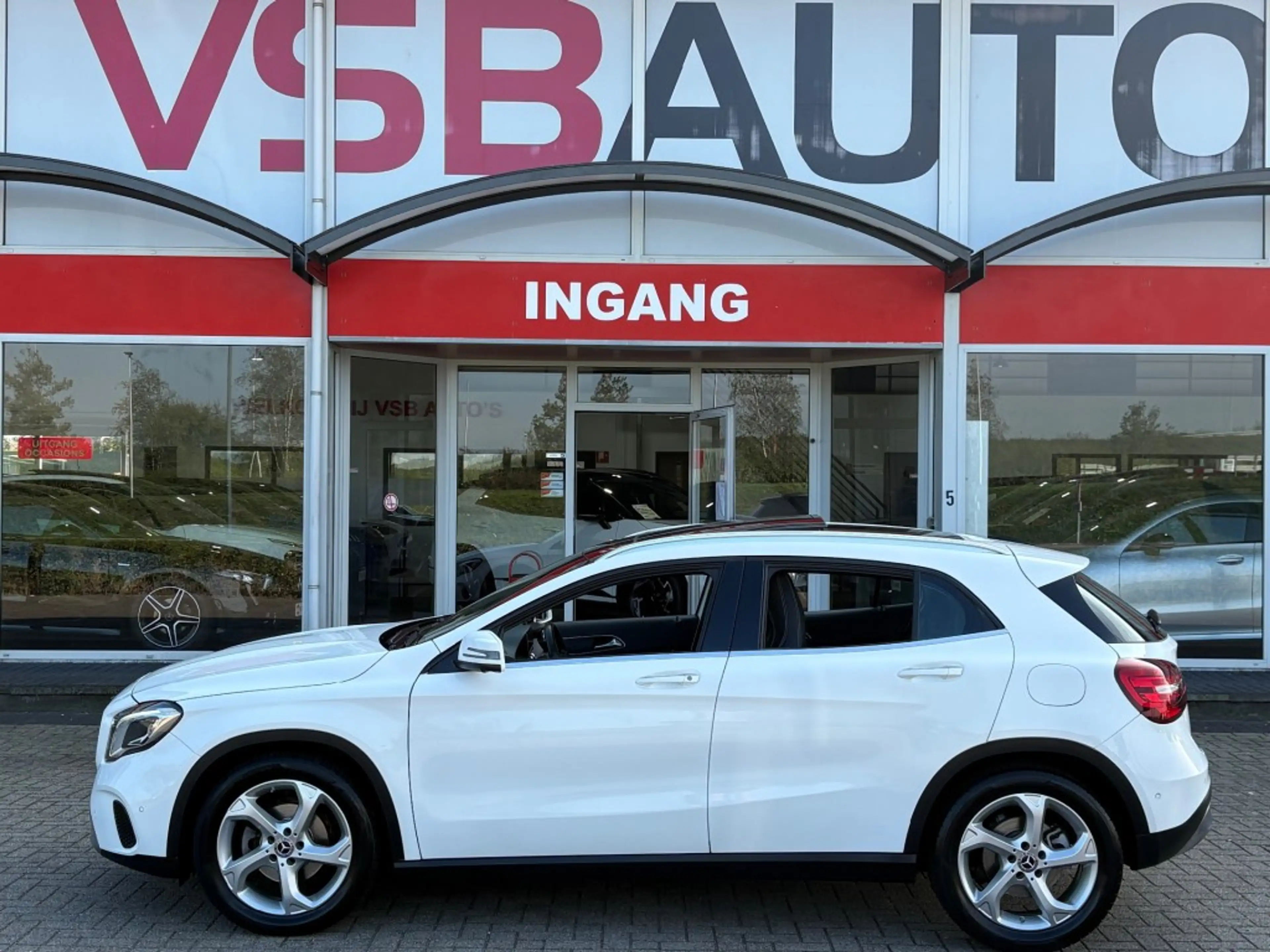 Mercedes-Benz GLA 180 GLA 180 122PK AUT. PREMIUM PLUS PANO-DAK TREKHAAK — photo 2