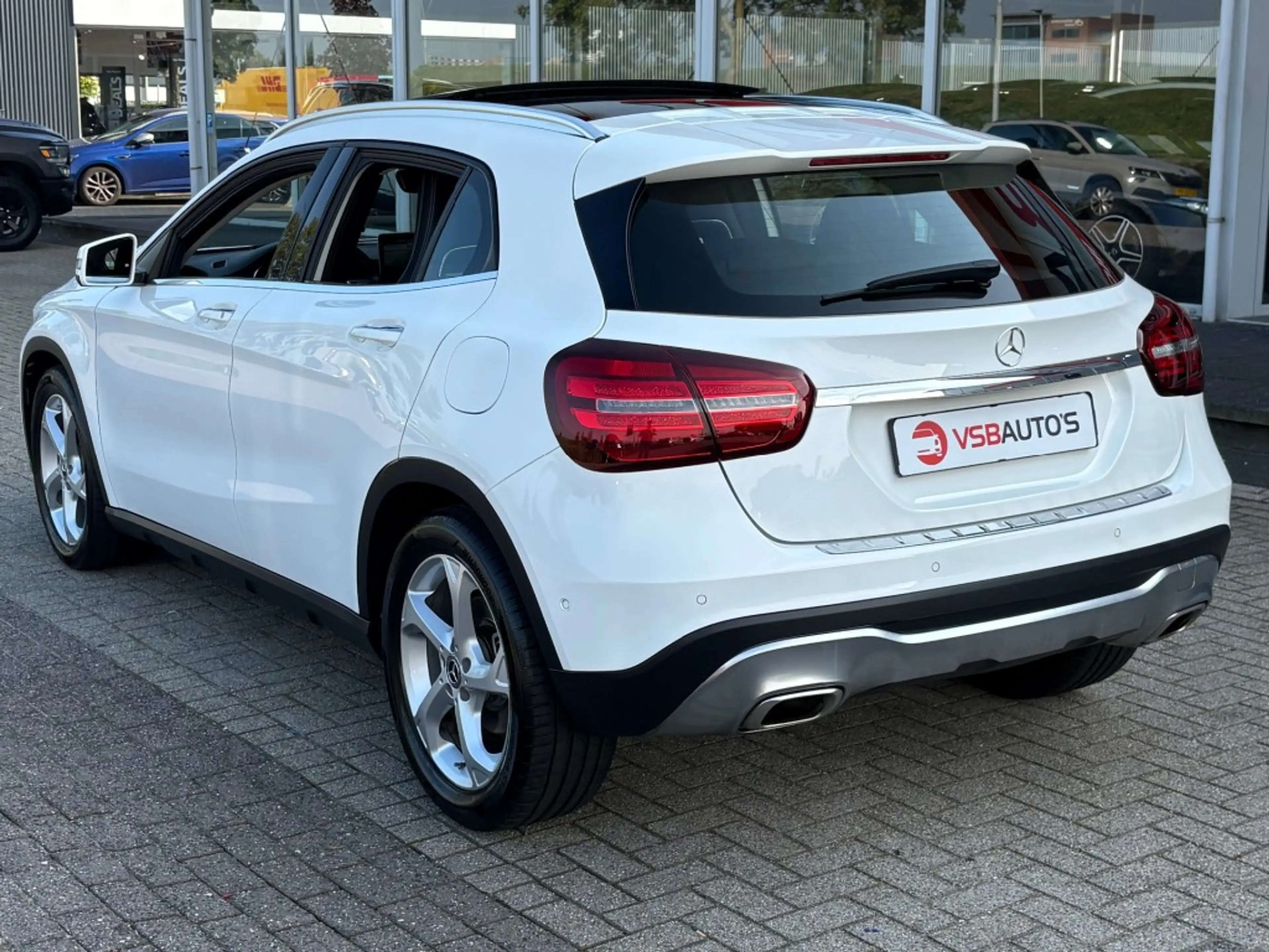 Mercedes-Benz GLA 180 GLA 180 122PK AUT. PREMIUM PLUS PANO-DAK TREKHAAK — photo 3