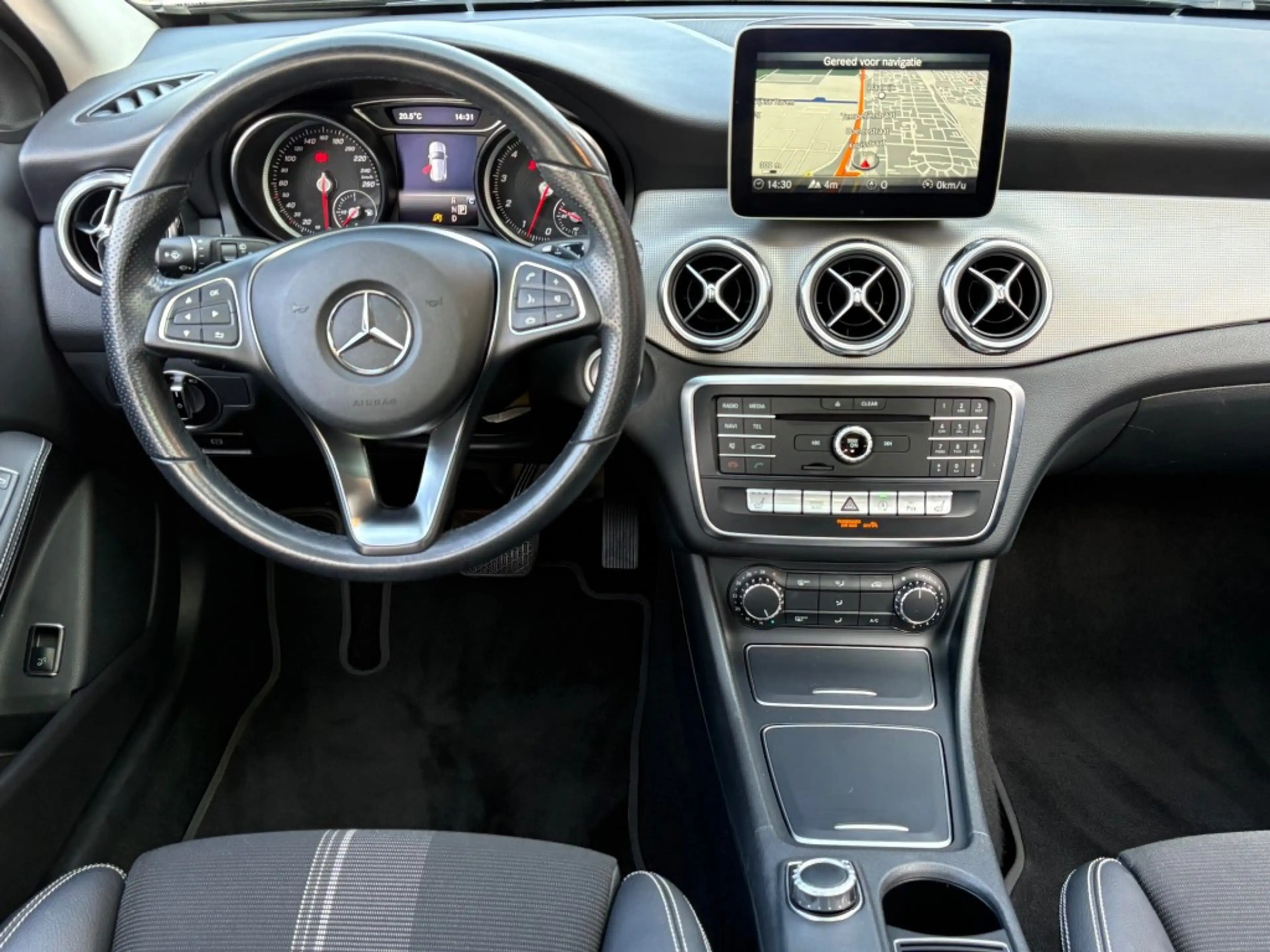 Mercedes-Benz GLA 180 GLA 180 122PK AUT. PREMIUM PLUS PANO-DAK TREKHAAK — photo 6