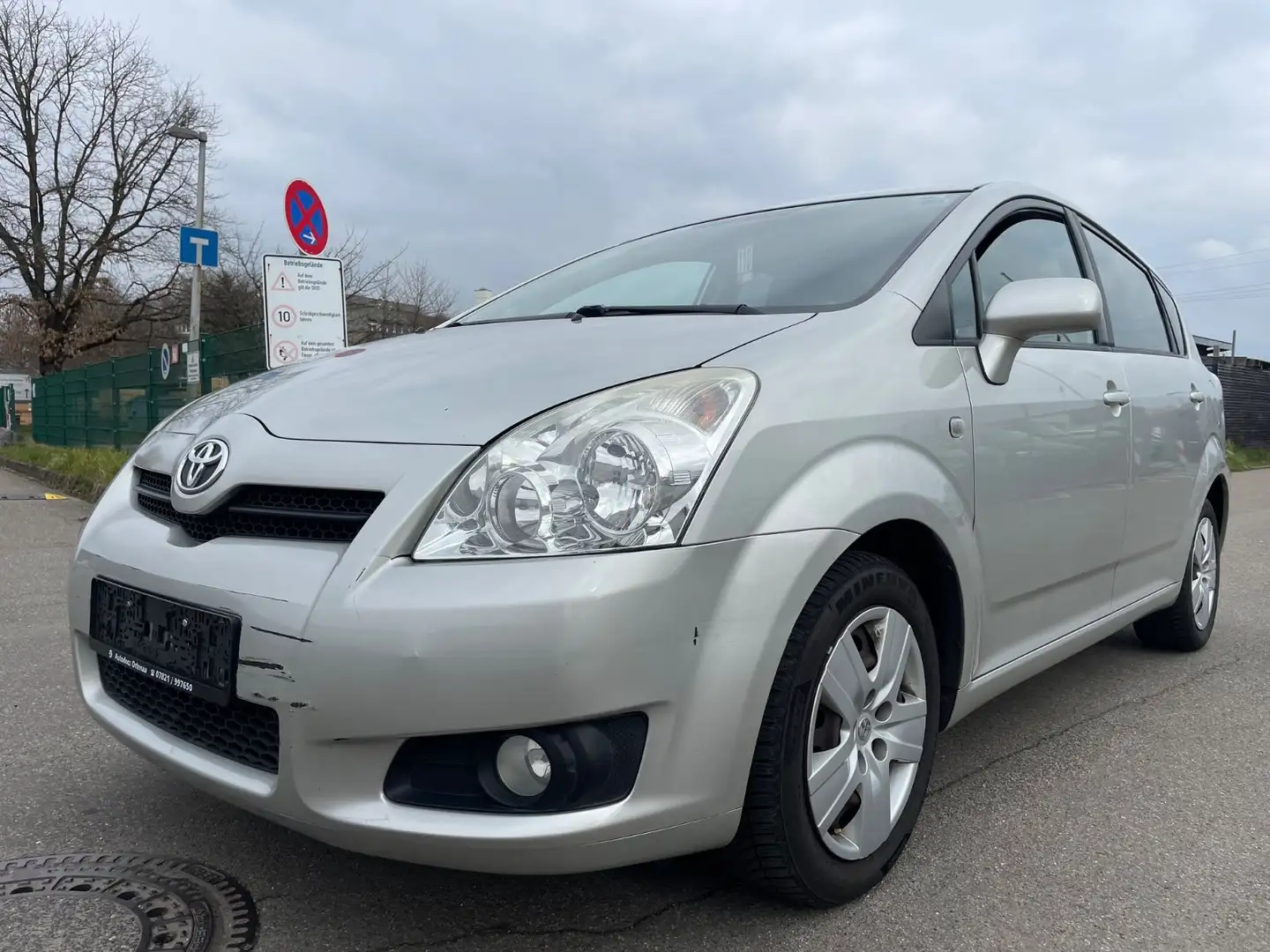 Toyota Corolla Verso 1.8 Sol srebrna - 1