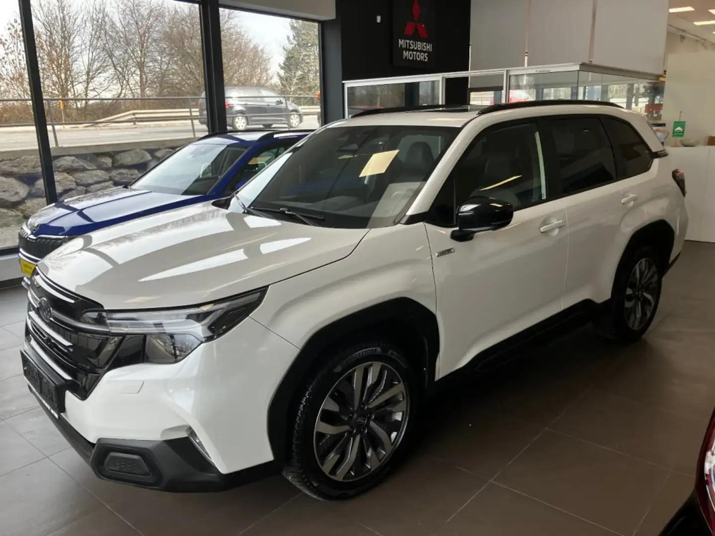 Subaru Forester 2,0i e-Boxer Premium AWD Aut. Weiß - 1