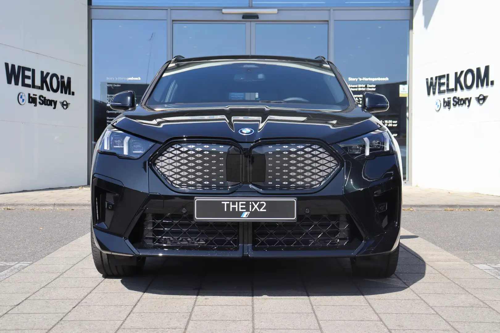 BMW iX2 eDrive20 M Sport / Panoramadak / Sportstoelen / Ad Negru - 2
