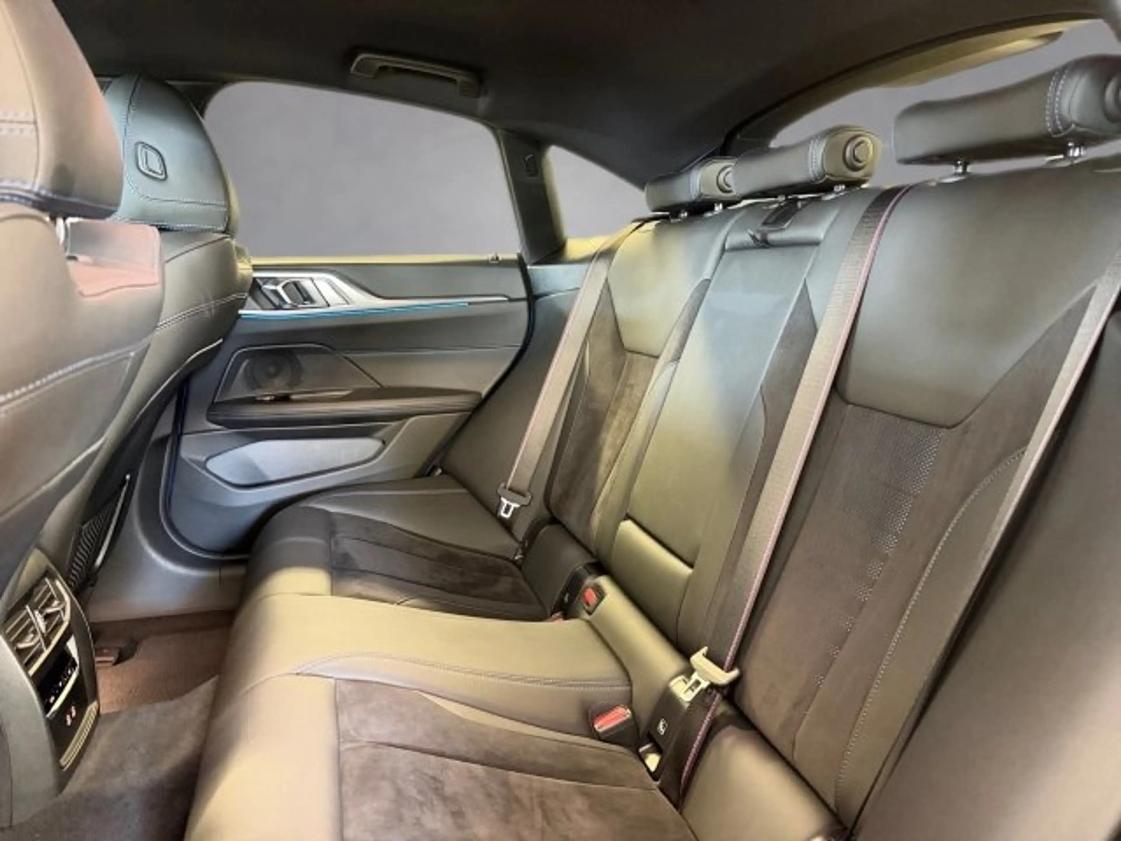 BMW i4 Gran Coupe xDrive — photo 12