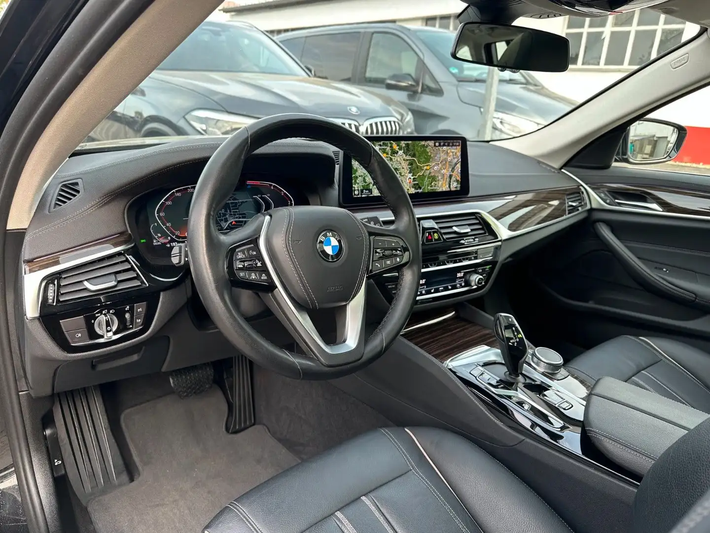 BMW 520 d Luxury PANO*ACC*AdapLED*AHK*Leder*360°*LUFT Schwarz - 2