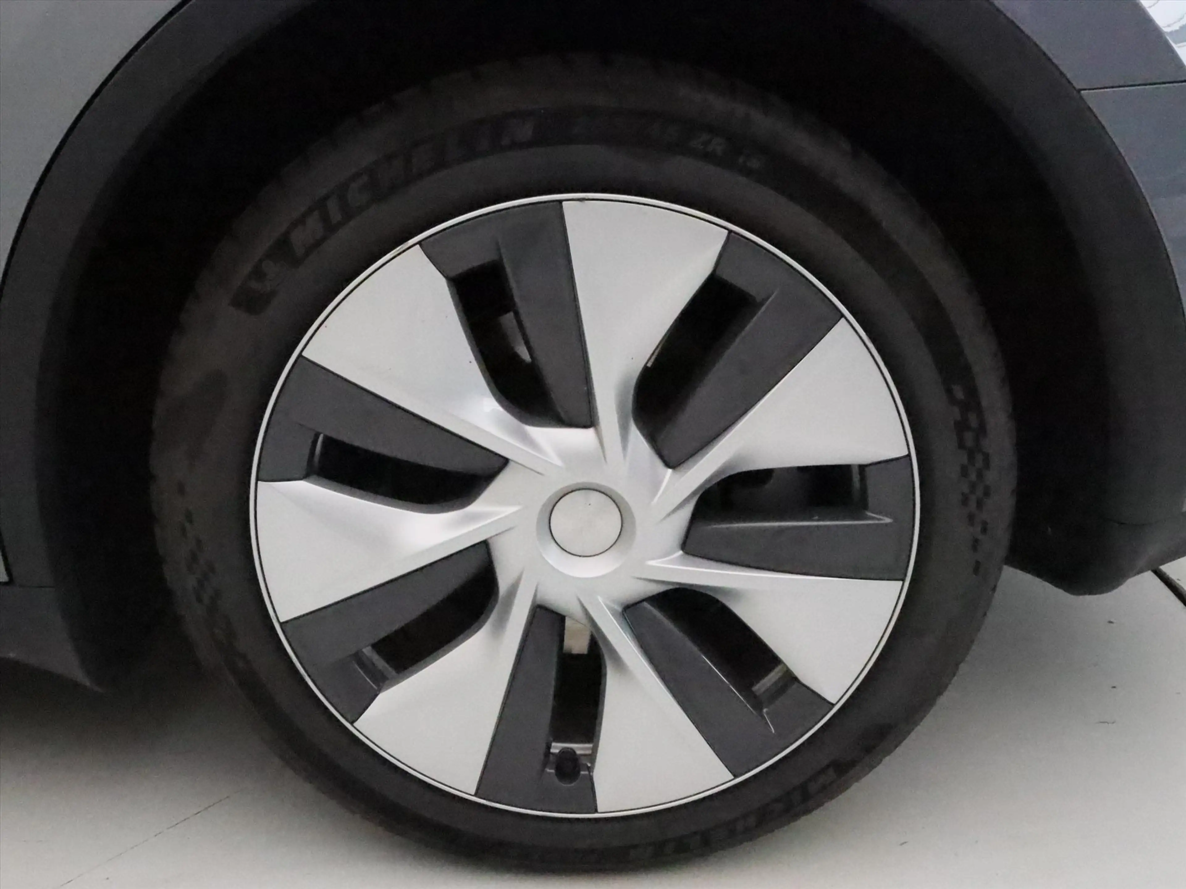 Tesla Model Y Long Range RWD 75kWh 351pk 95.8% SoH [ HW4+TREKHAA — photo 12