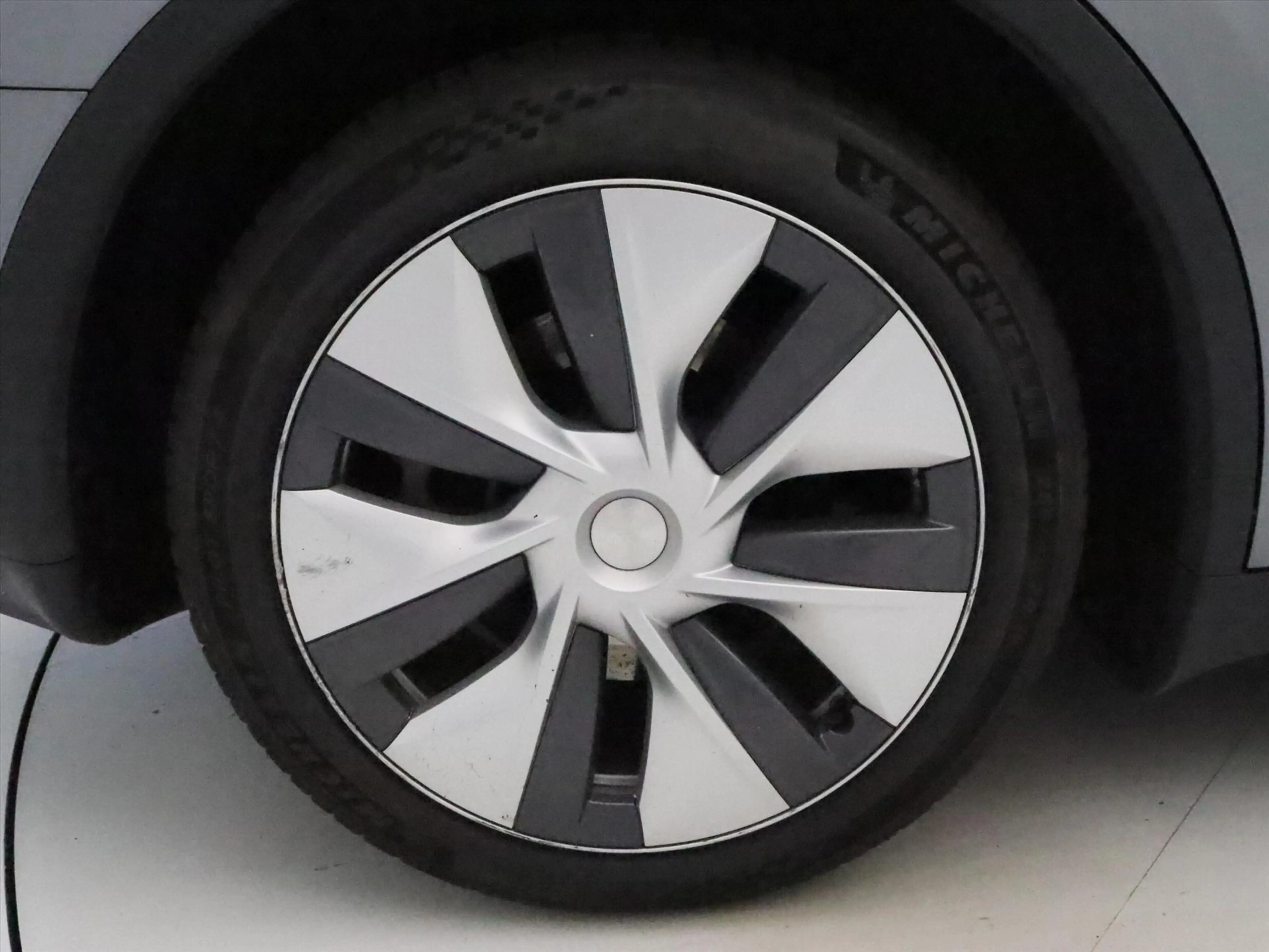 Tesla Model Y Long Range RWD 75kWh 351pk 95.8% SoH [ HW4+TREKHAA — photo 9