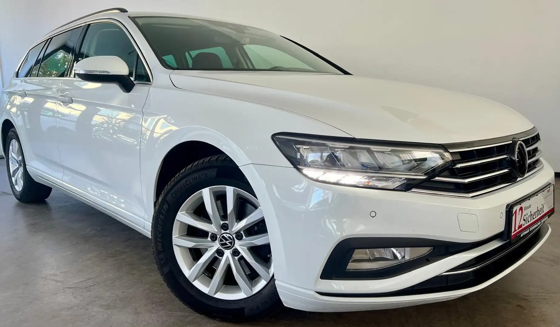 Volkswagen Passat Variant Business 1.HAND ACC AHK LED 2xPDC Bianco - 1