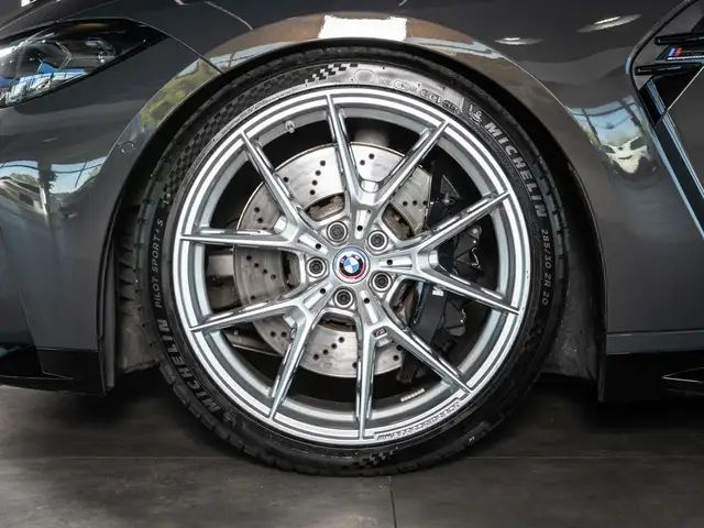 BMW M4 view 4