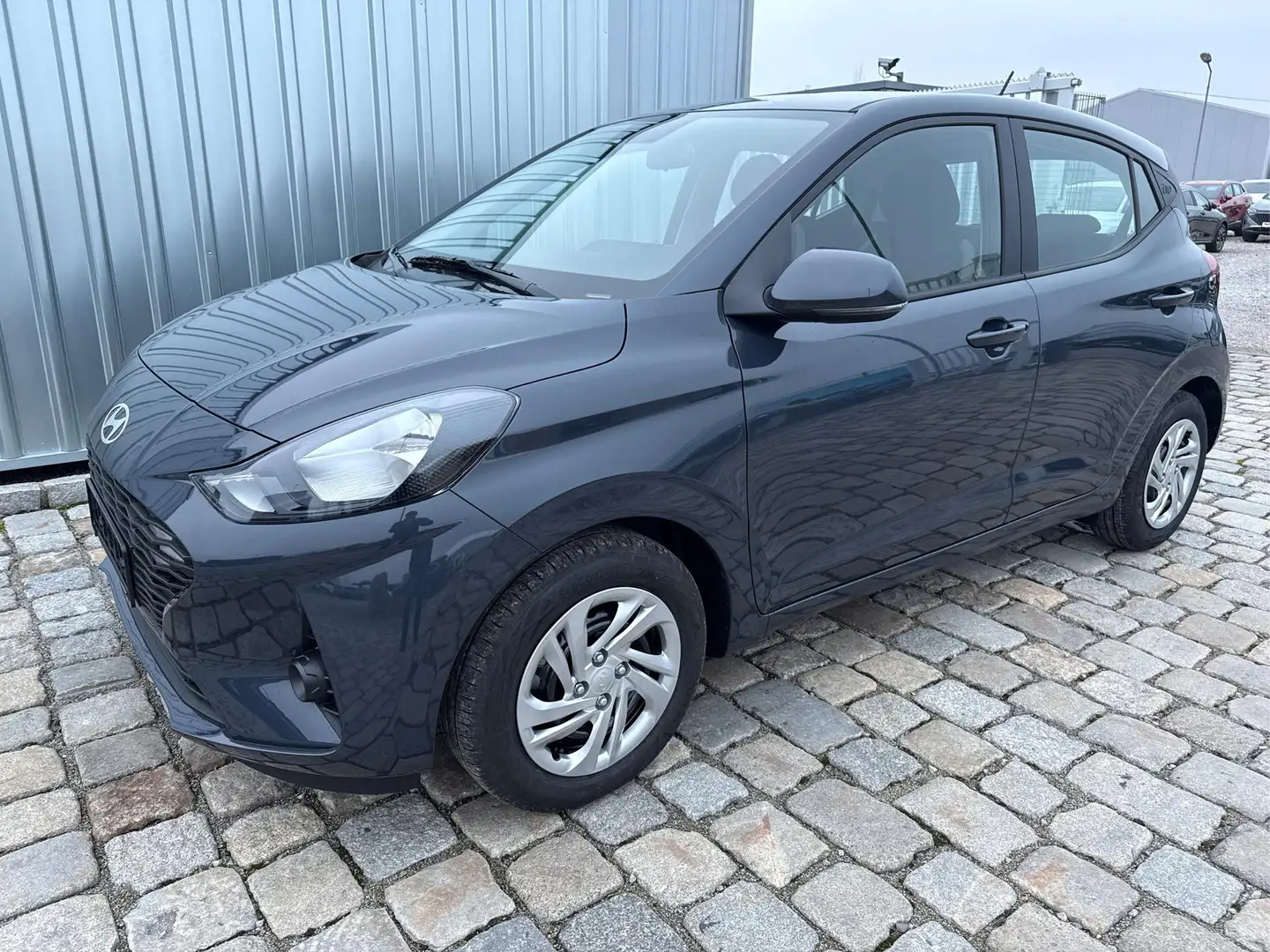Hyundai i10 Last Edition 1.0 63 PS-Navi-Tempomat-Klima-Sofo... Grau - 1