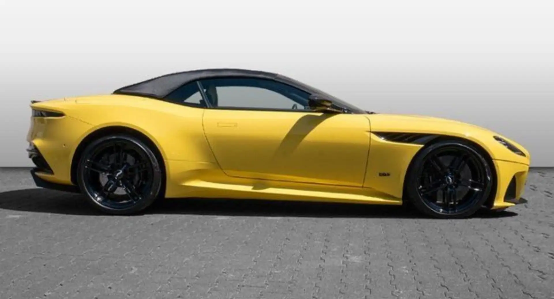 애스턴마틴 DBS Coupe 2022 노랑 사진 3