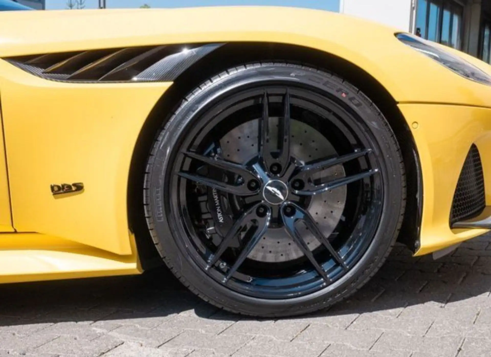 애스턴마틴 DBS Coupe 2022 노랑 사진 7