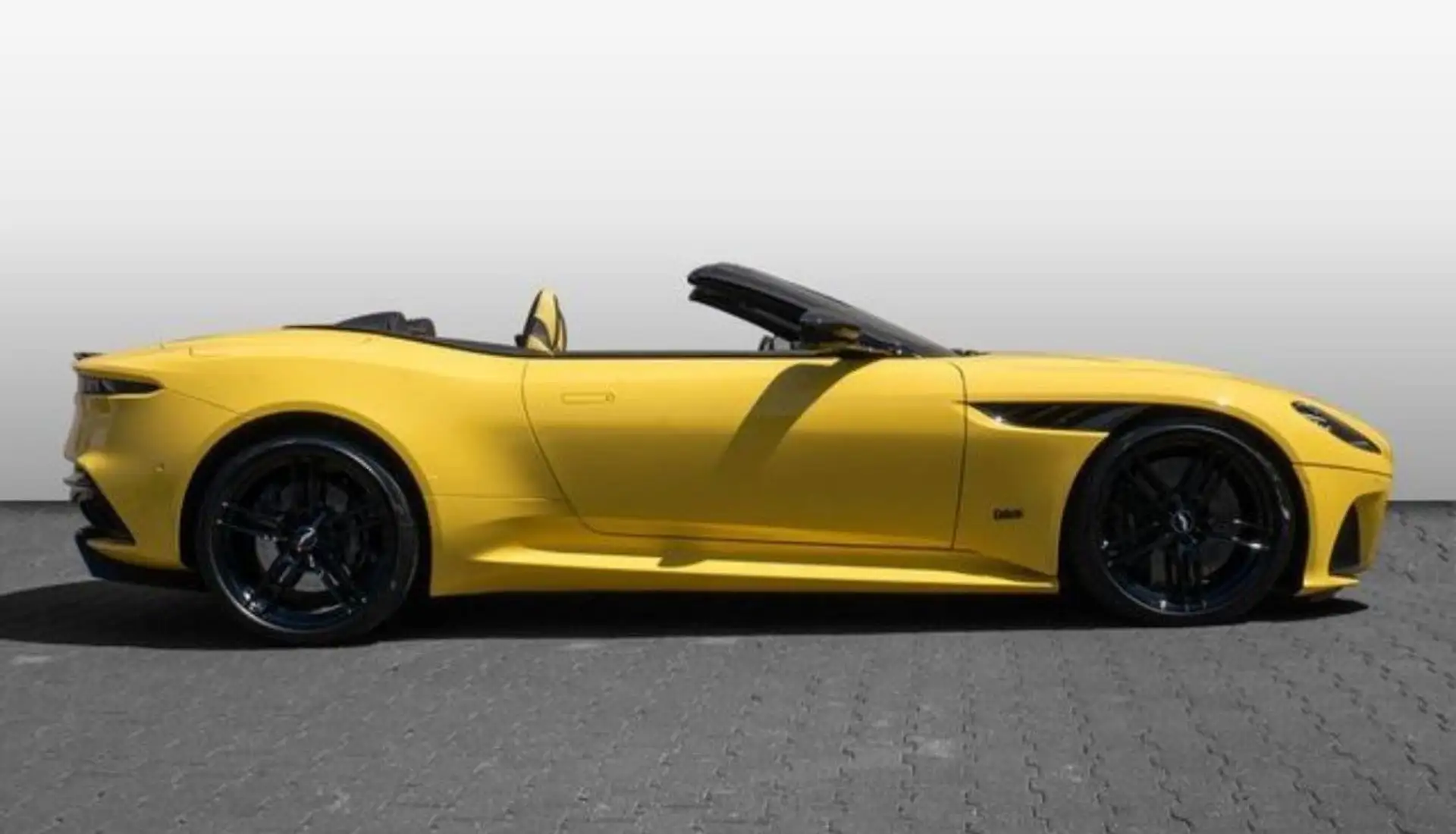 애스턴마틴 DBS Coupe 2022 노랑 사진 2