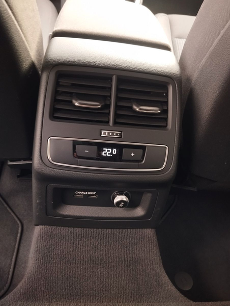 Audi A4 Avant 40 TFSI design, Navi, Totwinkel, Kamera — photo 17