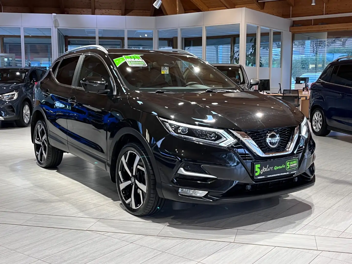 Nissan Qashqai 1.7 dCi Tekna+ 4x4 Pano Kam Bose LED Zwart - 2