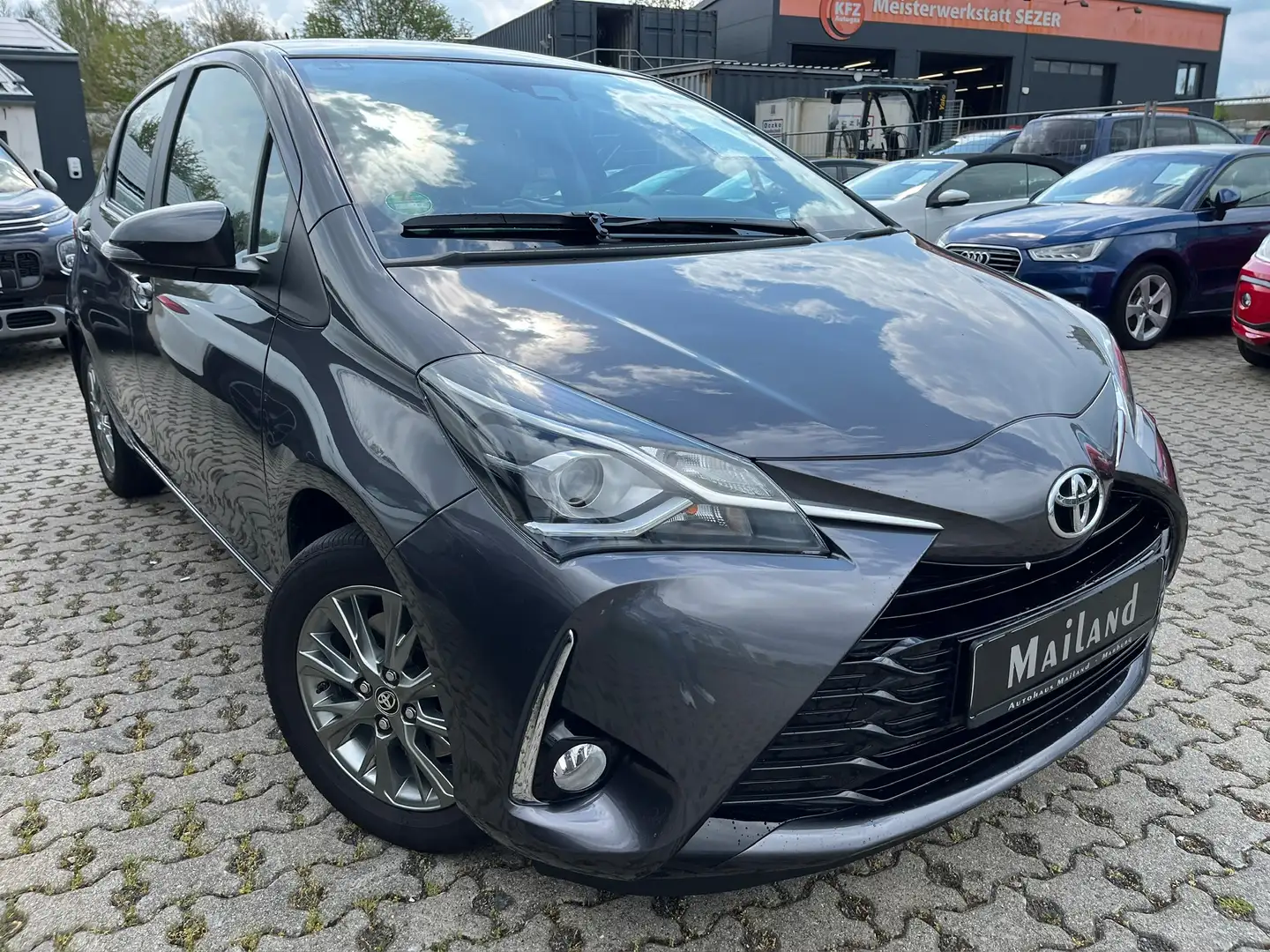 Toyota Yaris Comfort Gris - 1