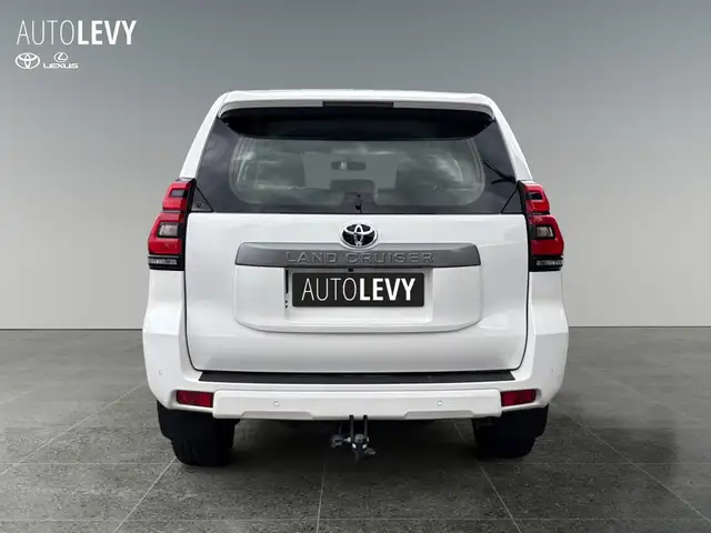 Toyota Land Cruiser view 5
