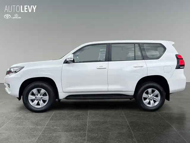 Toyota Land Cruiser view 3