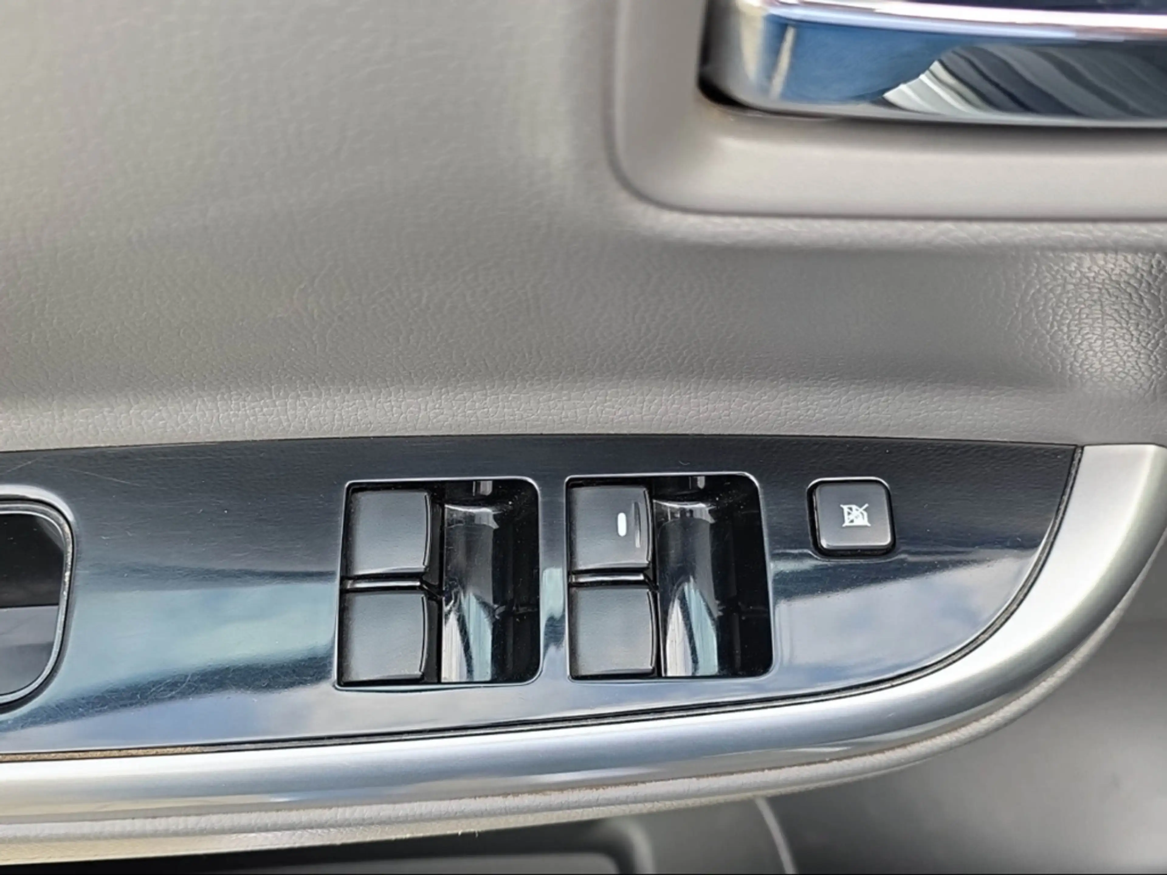 Mitsubishi L200 Plus Doppelkabine Klima Temp Spurhalteass. Bluetoo — photo 11