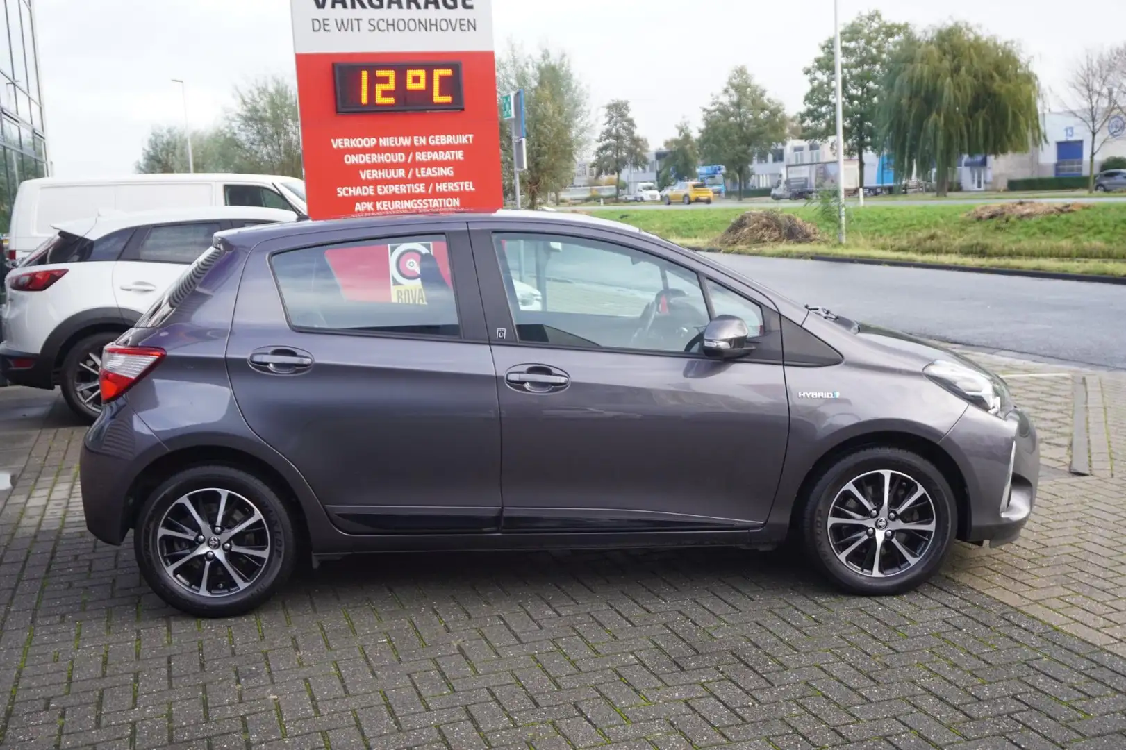Toyota Yaris 1.5 Hybrid Aspiration / Stoelverwarming / Bluetoot Grau - 2