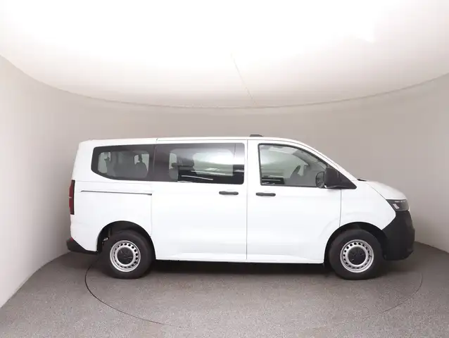 Volkswagen Transporter view 4