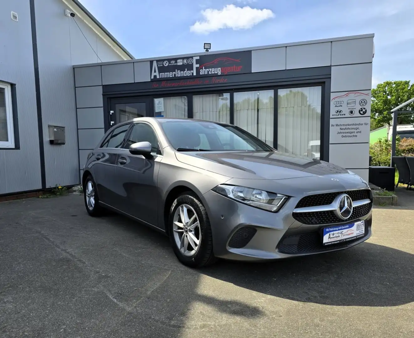 Mercedes-Benz A 180 d (EURO 6d-TEMP) Style  *LEDER-NAVI-SHZ-ALU* Grau - 2