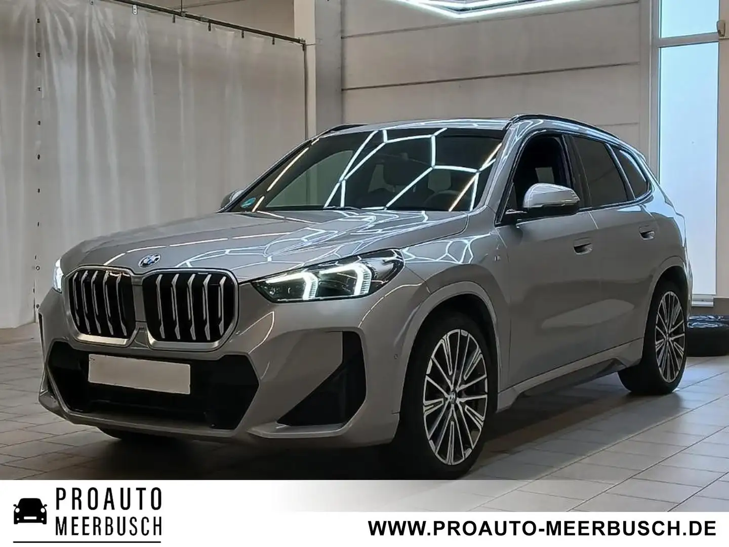 BMW X1 20d xDrive M Sport PANO/MASSAGE/AHK/MEMORY Silber - 1