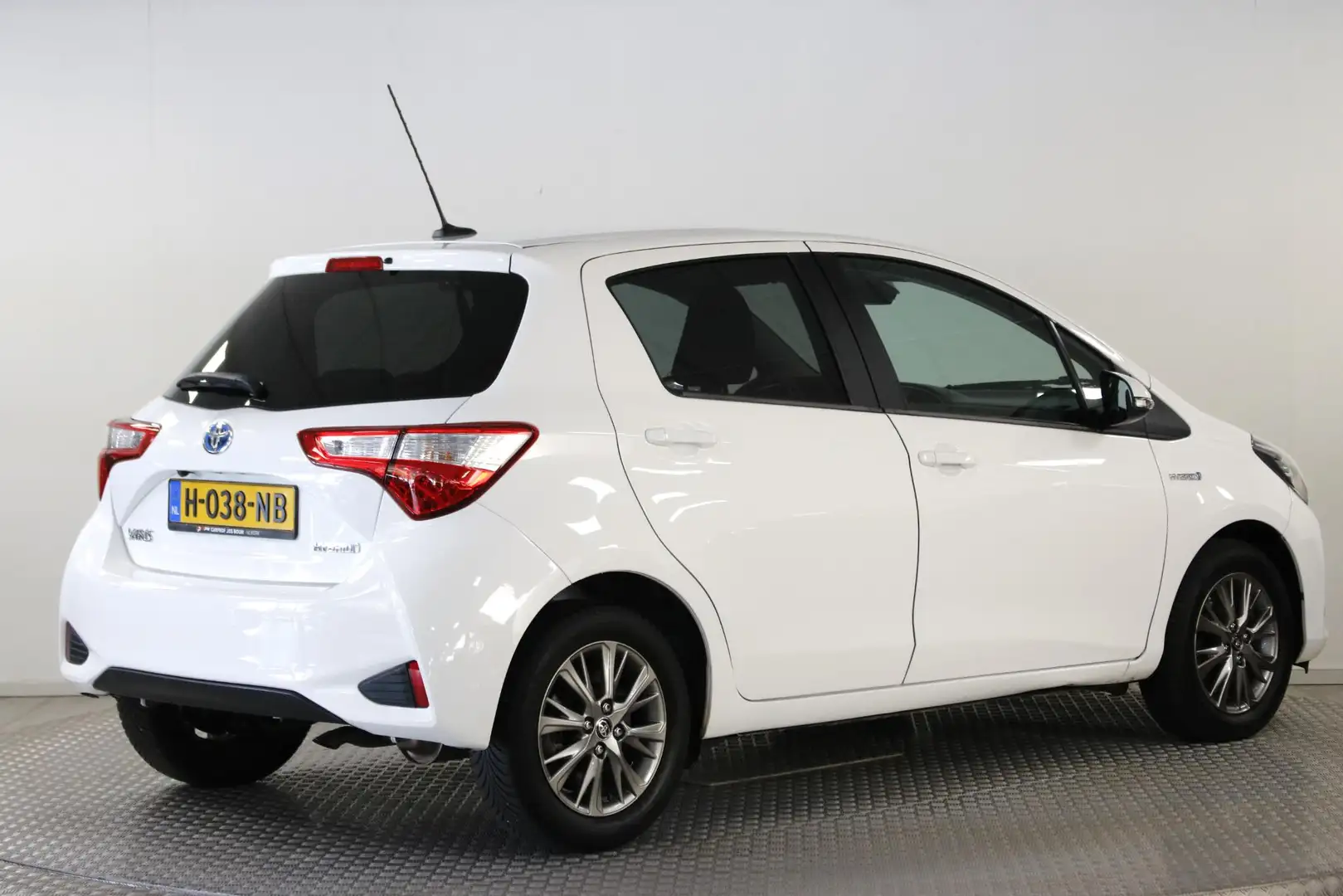 Toyota Yaris 1.5 Hybrid Dynamic Clima | DAB | Navi | Lichtmetaa Wit - 2