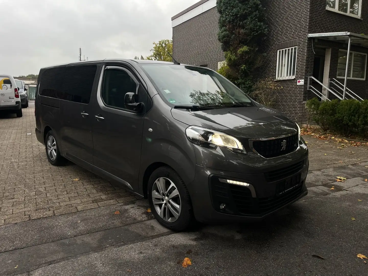 Peugeot Traveller Business VIP L3*7SITZER*PANO*AHK*XENON Grau - 1