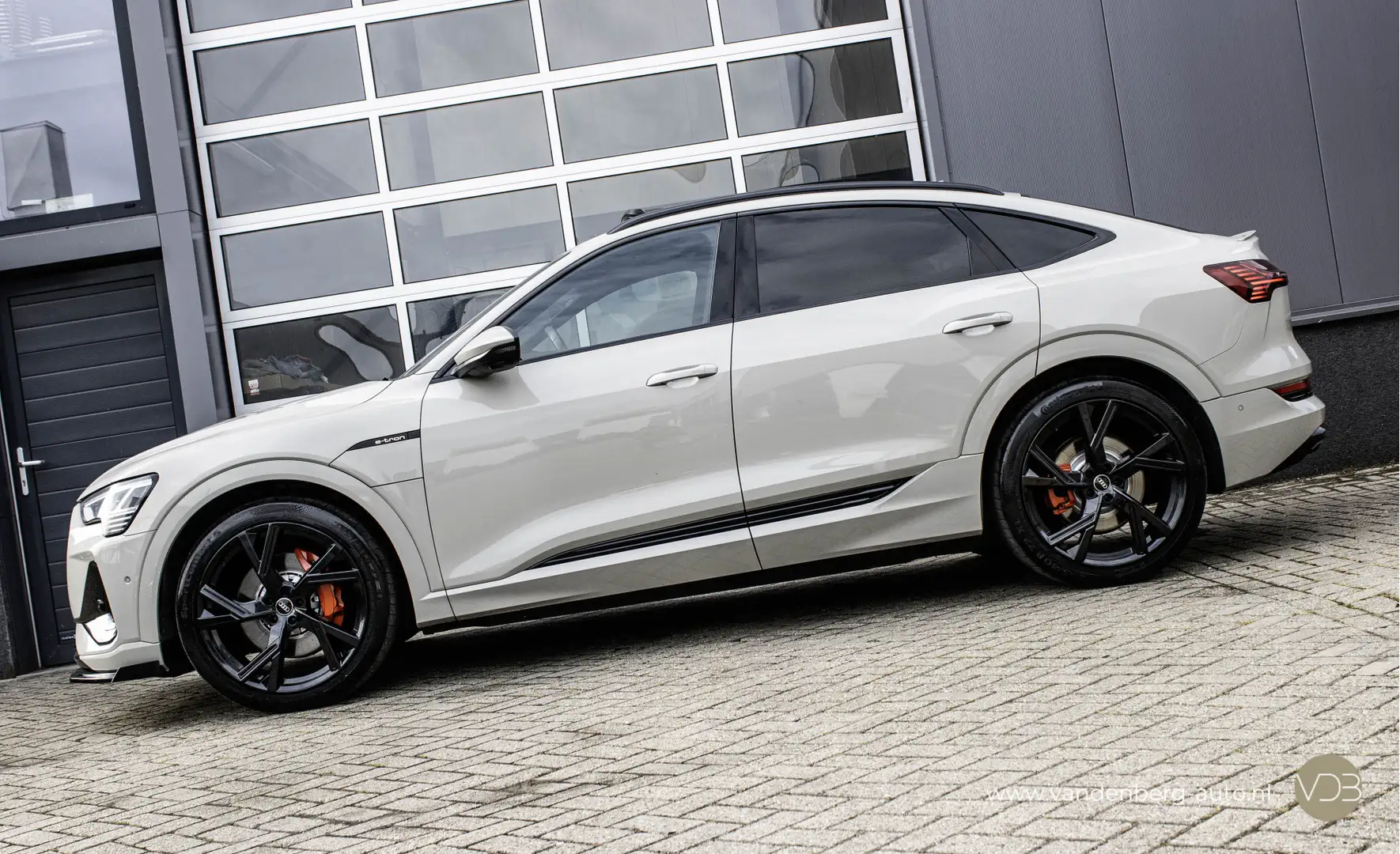Audi e-tron Sportback 55 quattro 3x S-Line 22inch Ambiance 360 Grijs - 2