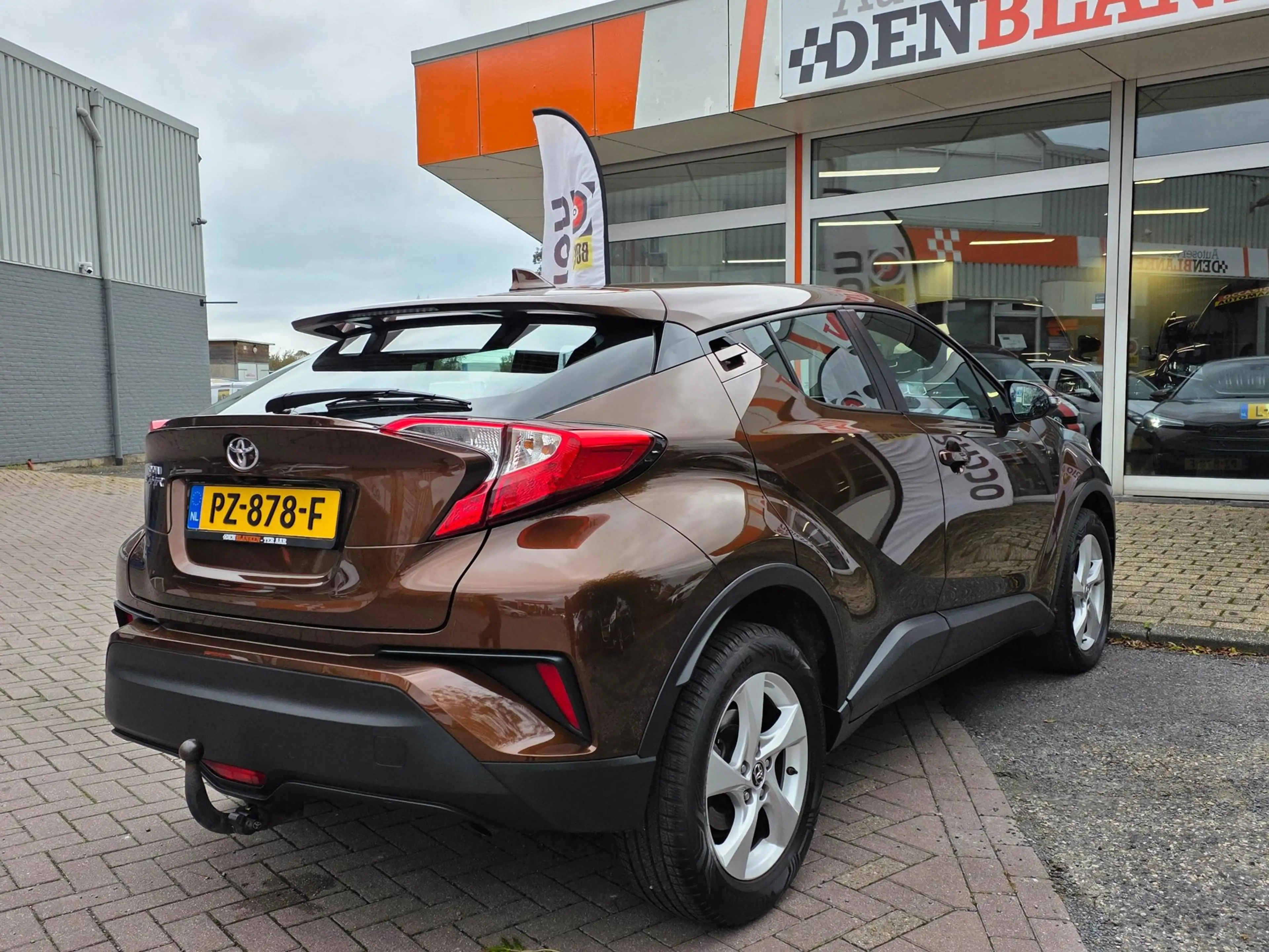 Toyota C-HR 1.2 Dynamic 5drs BJ.2017 / Navigatie / Clima / Cam — photo 8
