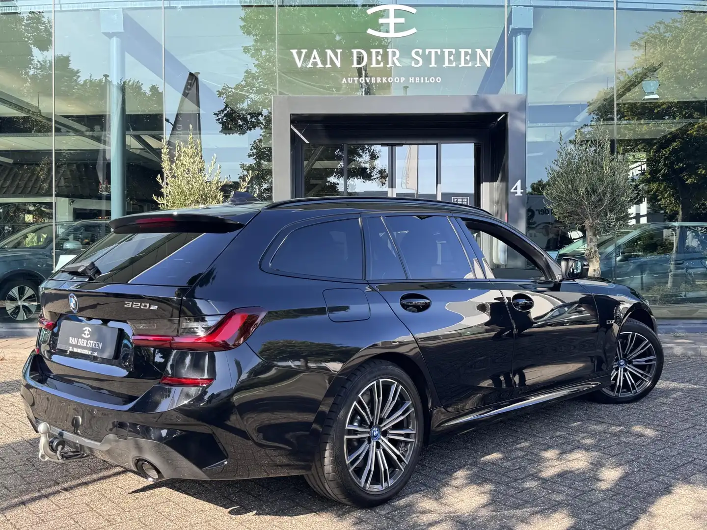 BMW 320 3-serie Touring 320e High Executive M Sport | Elek Zwart - 2