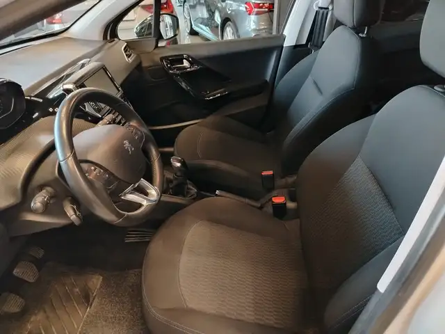 Peugeot 208 view 9
