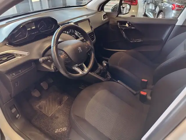 Peugeot 208 view 10