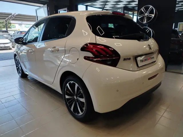 Peugeot 208 view 4