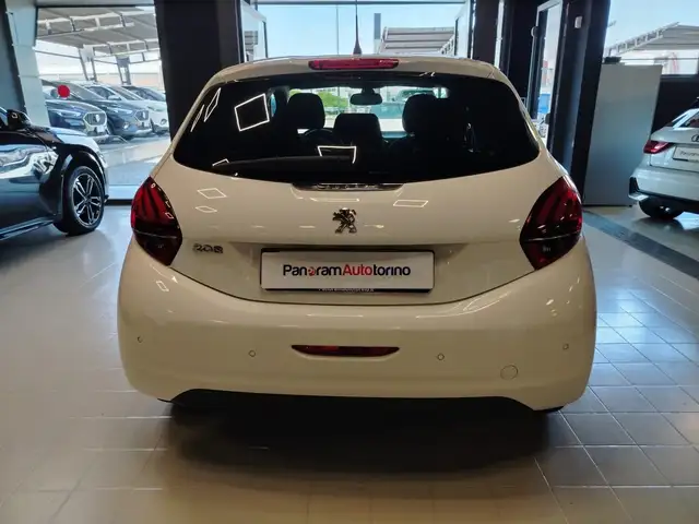 Peugeot 208 view 5