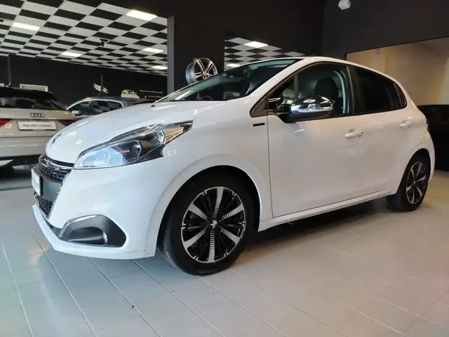 Peugeot 208 view 3