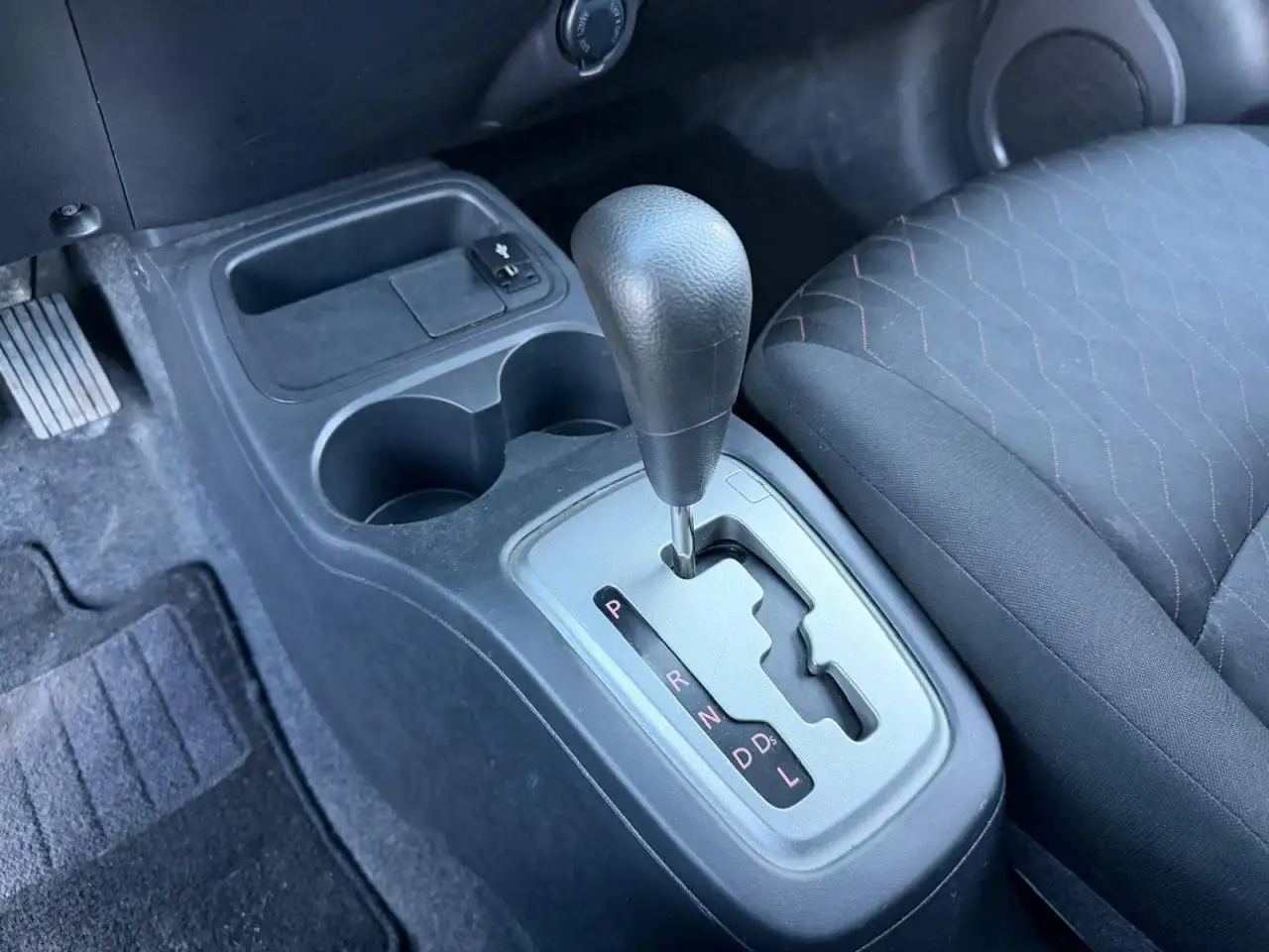 Mitsubishi Mirage снимка Mitsubishi Mirage