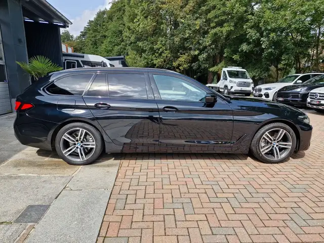 BMW 5 Series view 4