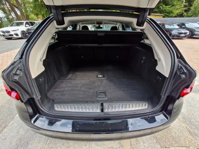 BMW 5 Series view 14
