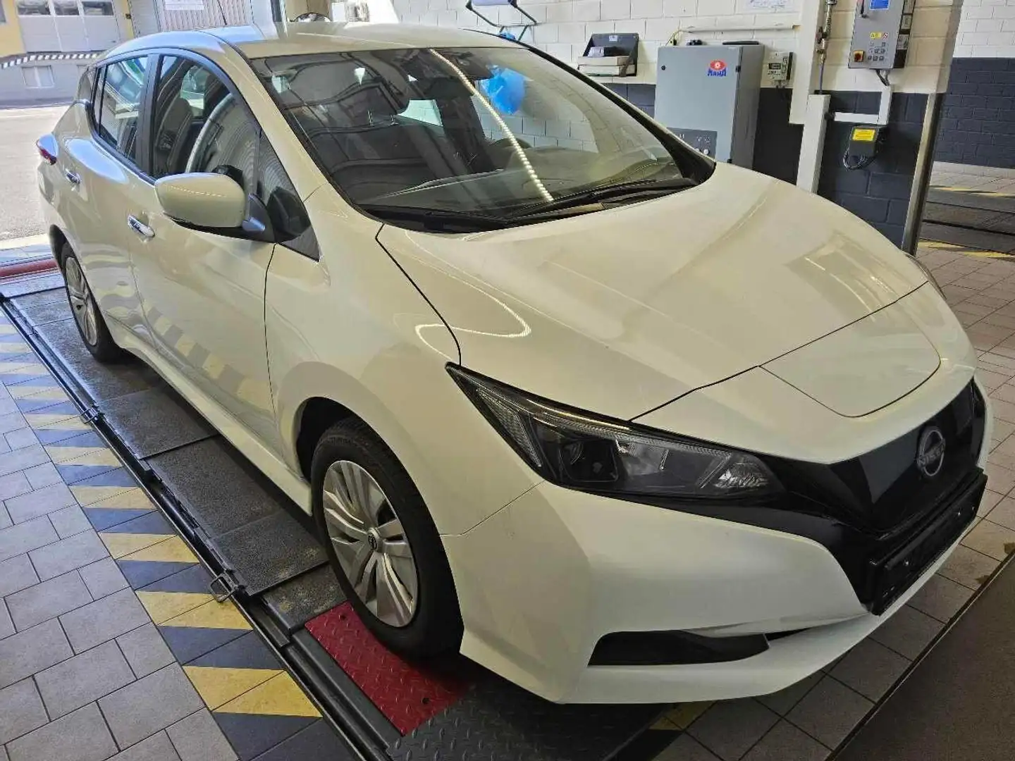 Nissan Leaf N-Connecta 13'km 1. Hand 40KWH Weiß - 2