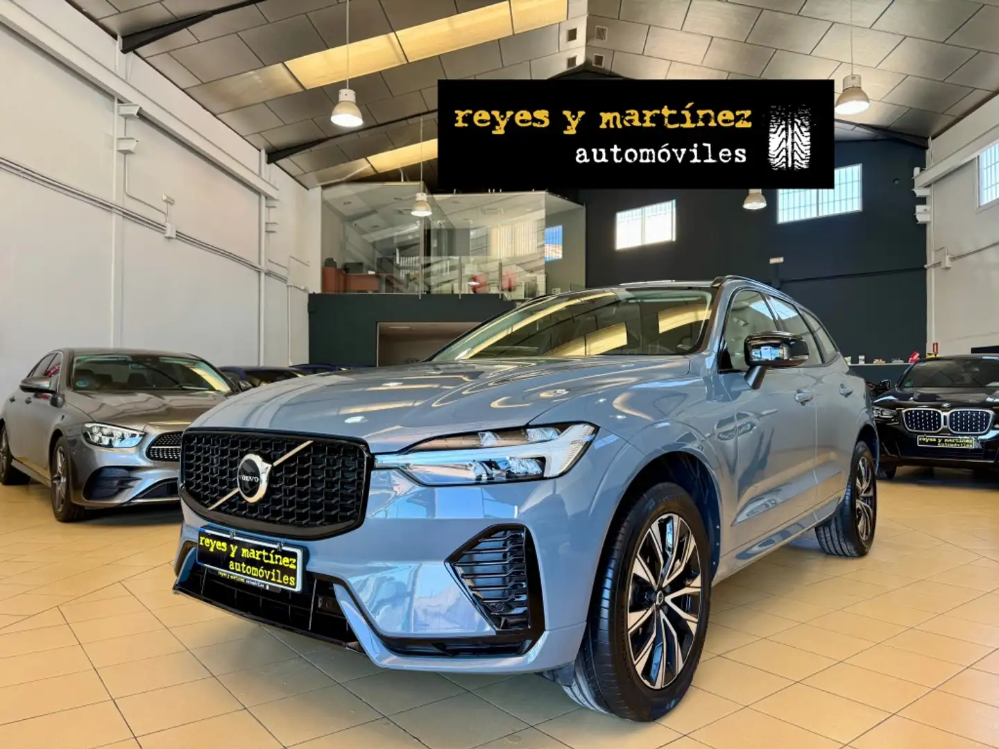 Volvo XC60 B4 Plus Dark FWD Aut. Gris - 1