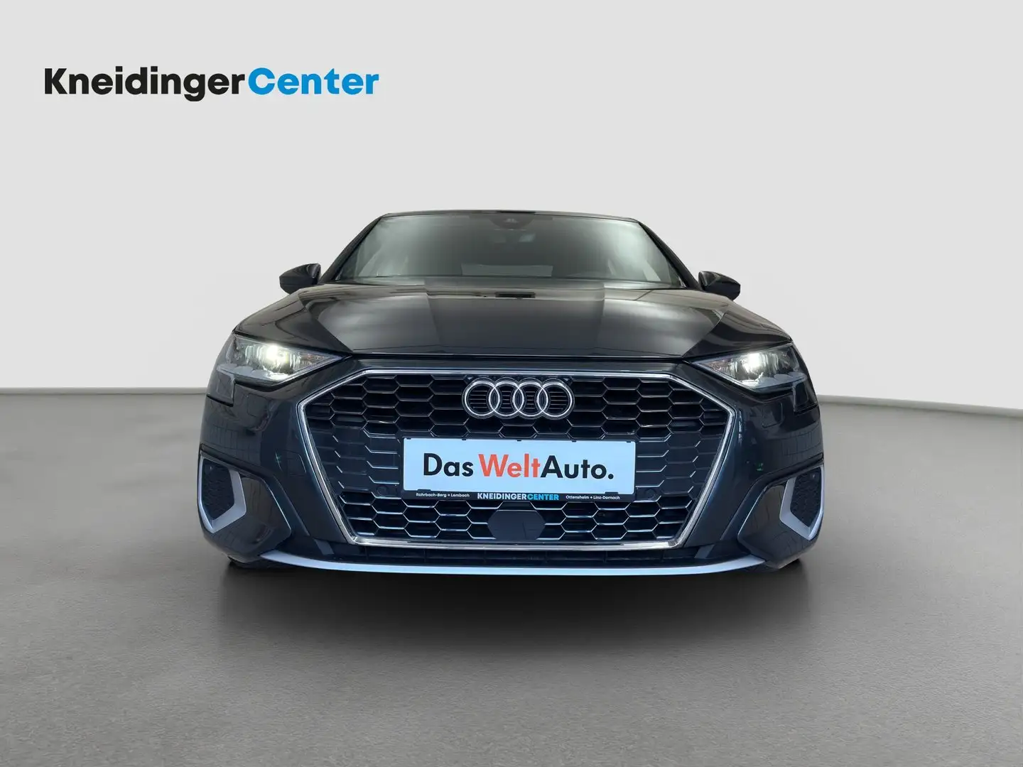Audi A3 Limousine 30 TFSI advanced ext. Grijs - 2