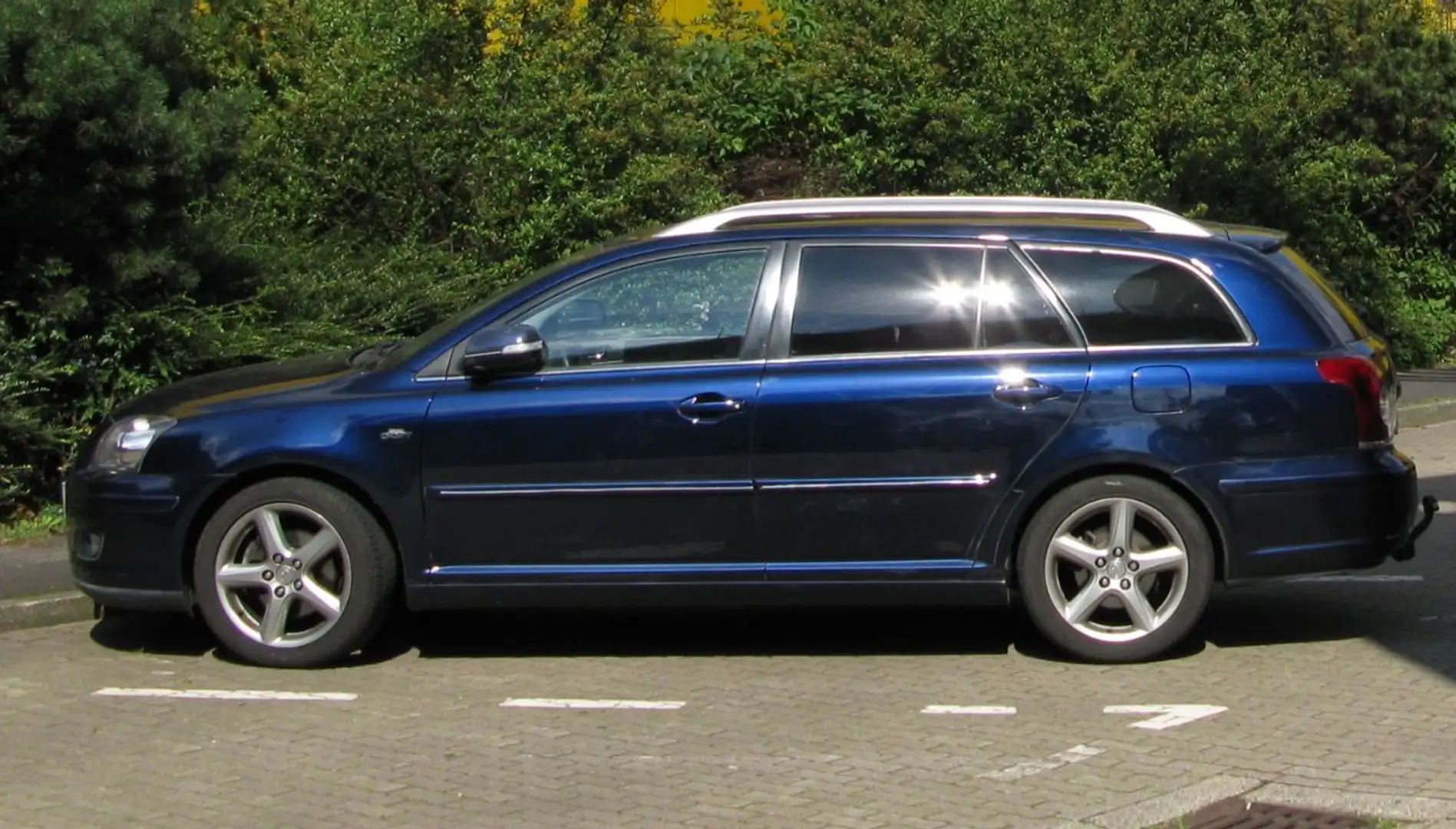 Toyota Avensis Avensis 2.2 D-CAT Combi Executive Blau - 1